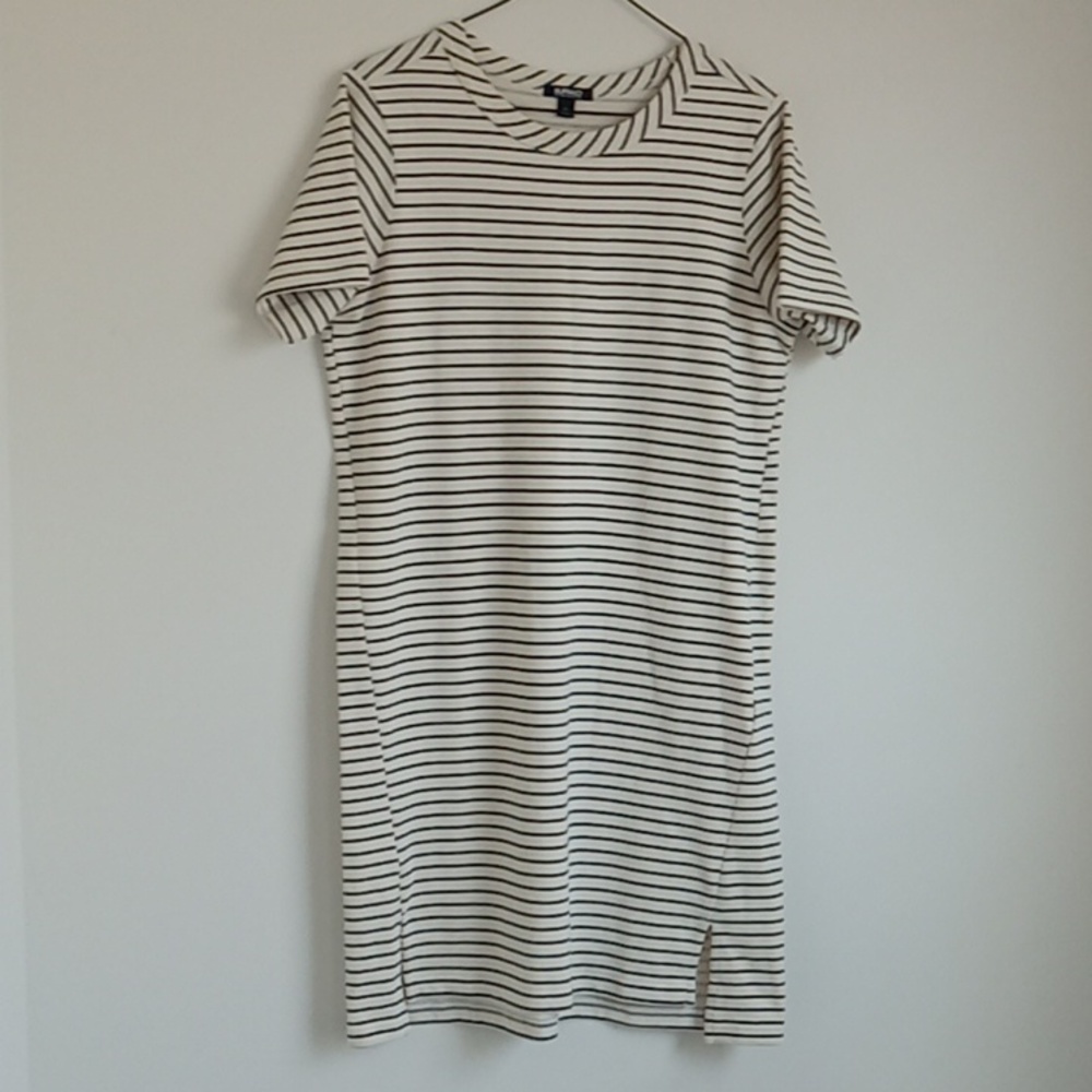 Short sleeve dress, crew neckline, mini silhouette, ivory striped print